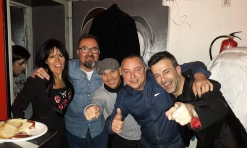 Un grupo de amigos sonríen a la cámara