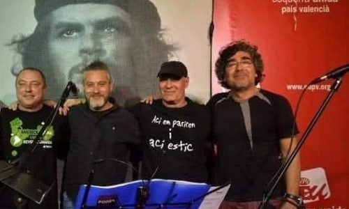 Un grupo de hombres frente a la imagen del Che Guevara