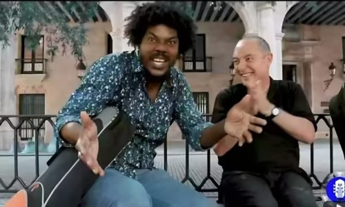 Orlis Pineda junto a otro músico en un ambiente relajado al aire libre