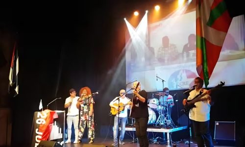 Vista amplia del escenario destacando la energía de la música en vivo.
